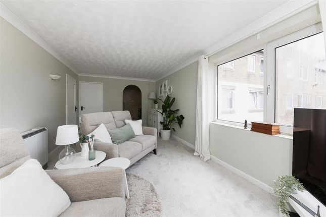 17 Homewell House, KIDLINGTON, Oxon photo 2