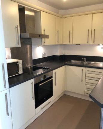 16, Oliver Court, Slough photo 2