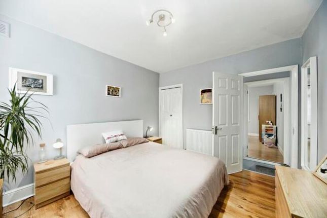 8, Croydon photo 5