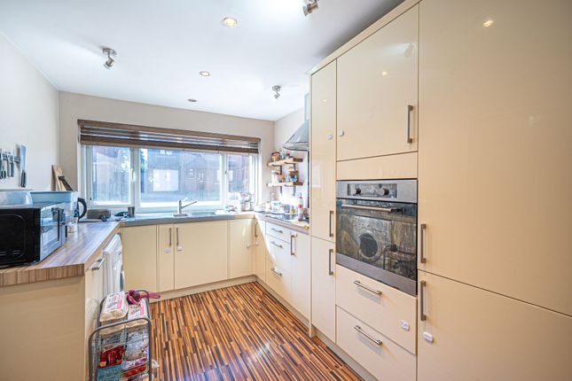 12 Brackenbury, Andover photo 2