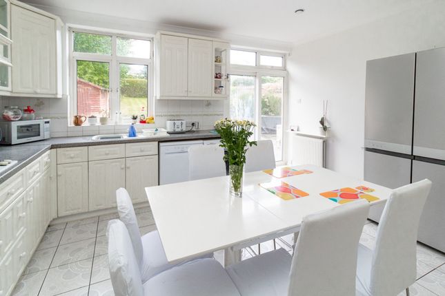 20 Highview Gardens, Edgware photo 3