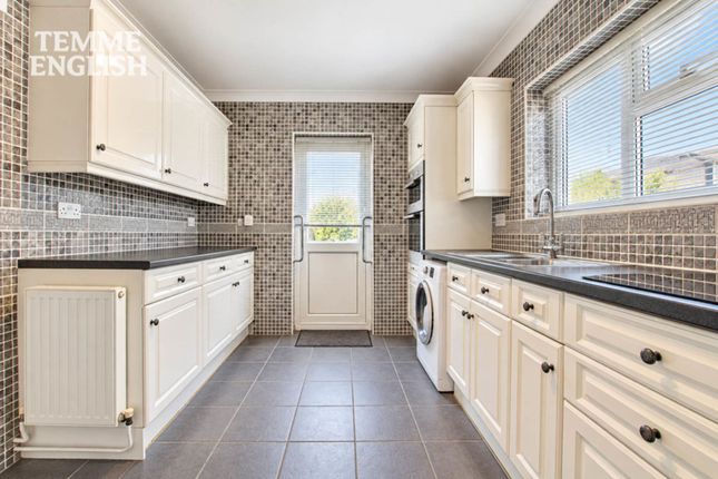 7 Burns Avenue, Basildon photo 4