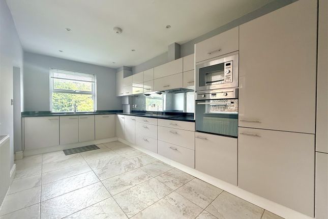 24, Hawthorn Road, Hale photo 3