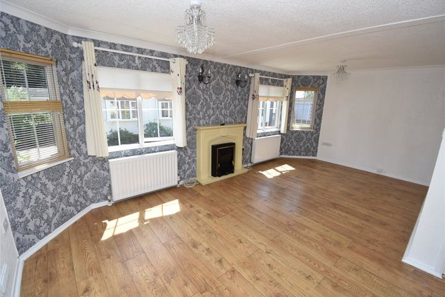 38, Collins Wood, Caddington photo 2