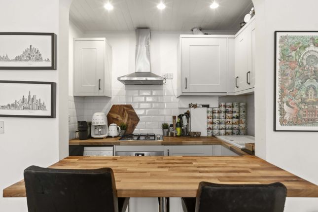 Flat Flat B, 183, Blythe Road, London photo 4