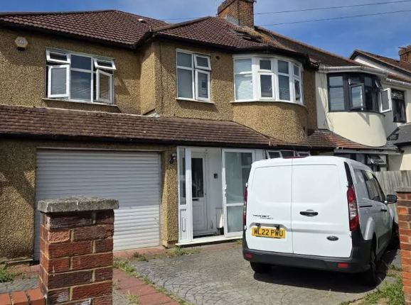 69, The Chase, Edgware photo 2