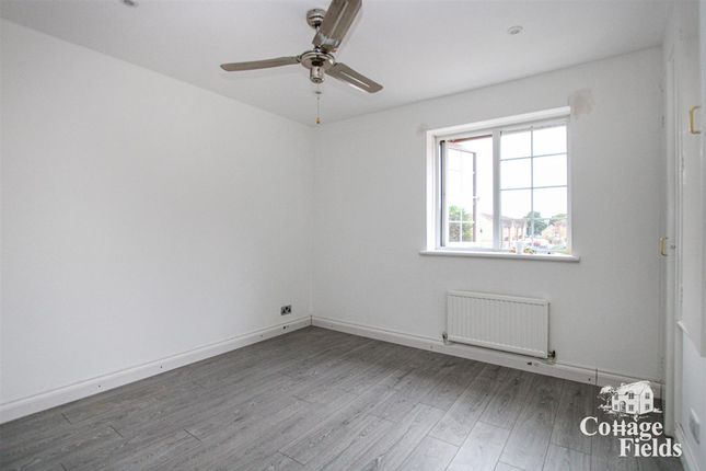 112 Teresa Gardens, Waltham Cross photo 4