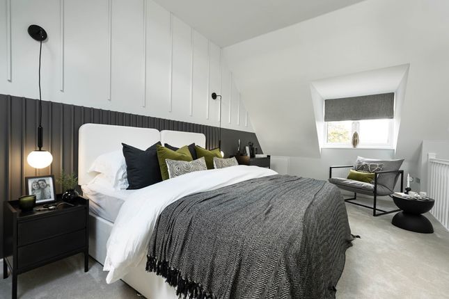 Spacious Room With High Ceilings