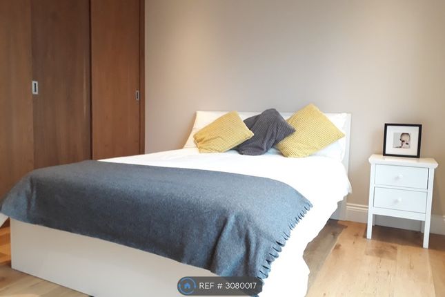 Flat, London photo 3