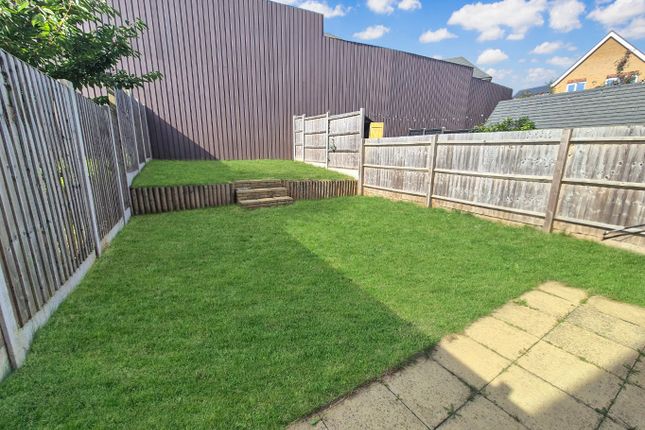 3 Hunting Drive, Luton, Bedfordshire photo 2