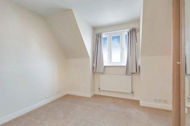 Flat 15, Willows Court, 7, Sir Cyril Black Way, London photo 4
