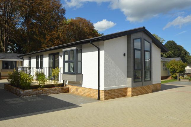 2-bed caravan on 7 Nightingale Rise, Weybridge Park Estates, Addlestone, £335,000