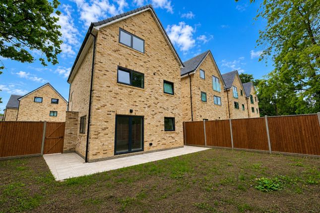 4-bed house on 7, Sorrel Close, Farnborough, £2,900/mo