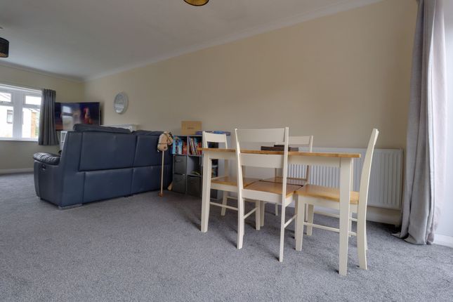 10 Heath Drive, Stafford photo 5