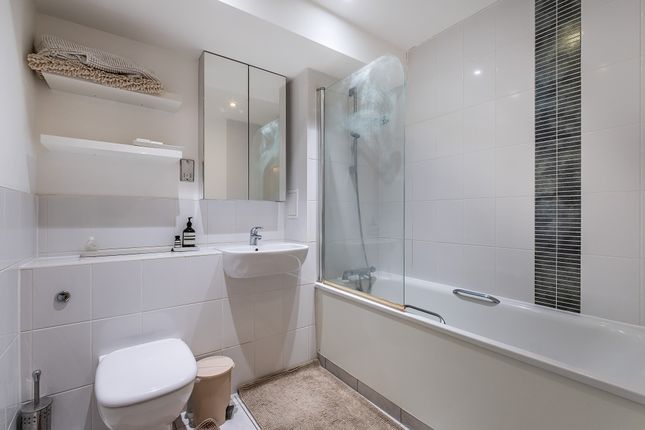 Flat 54, Hollister House, Kilburn Park Road, London photo 3
