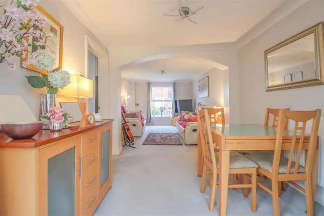 23, Anglesey Gardens, Wickford photo 3