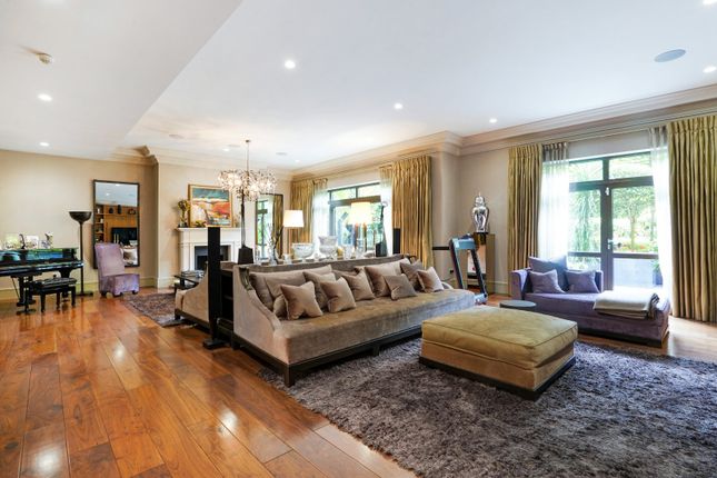 Flat for sale in Allingham Court, 44 The Bishops Avenue, London