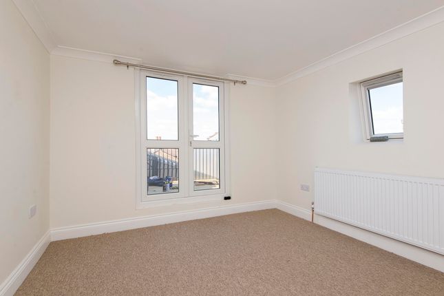 Flat to rent in Mellison Road, London