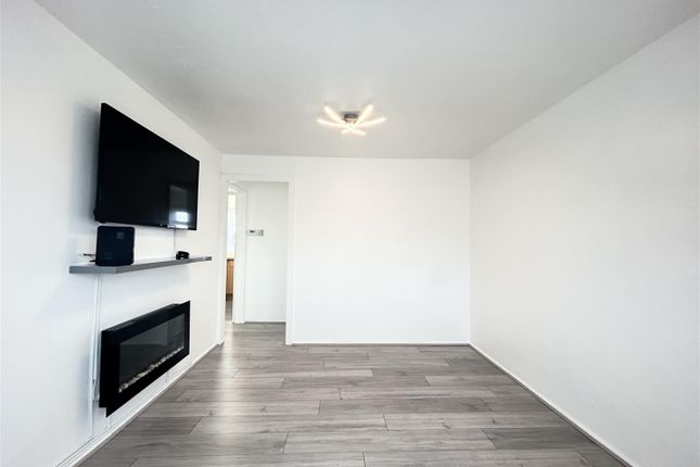 2-bed flat on Rundells, Harlow, £1,375/mo