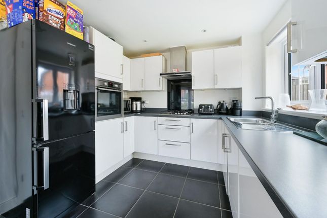 81 Preston Manor Road, Tadworth photo 4
