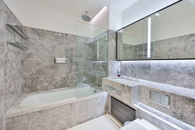 Flat for sale in Lincoln Square, Holborn, London