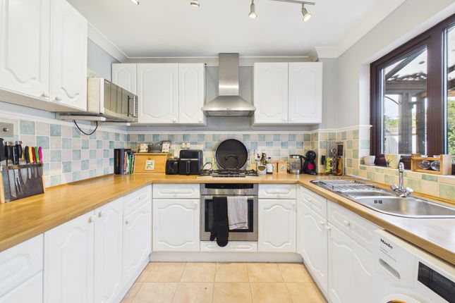 7 Shandys Close, Horsham photo 3