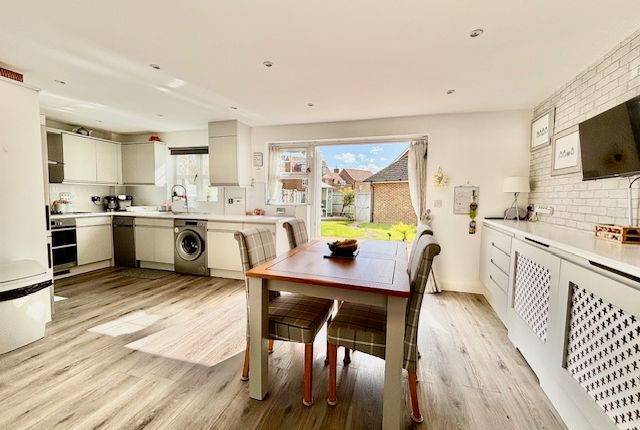 29 Hunnisett Close, Selsey photo 3