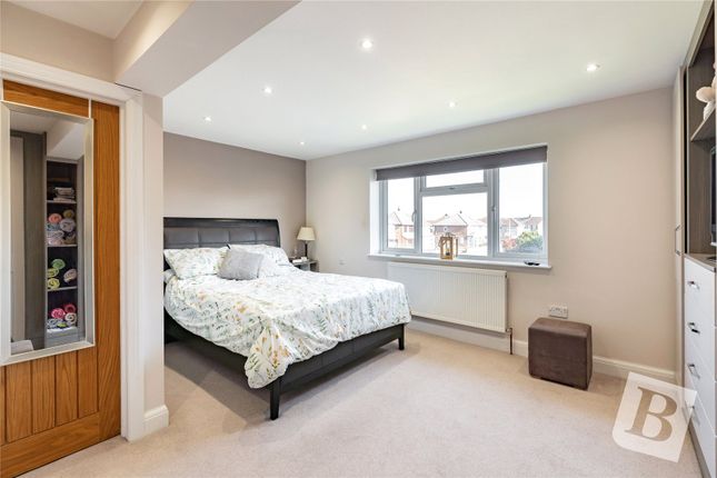 8, Wells Gardens, Rainham photo 4