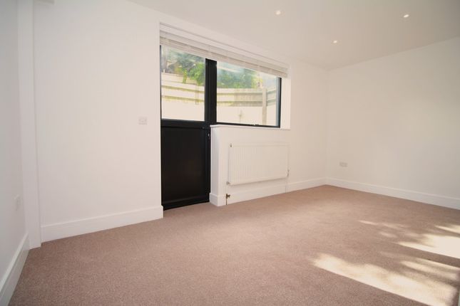 Flat 3, 44, High Street, Farnborough, Kent photo 3