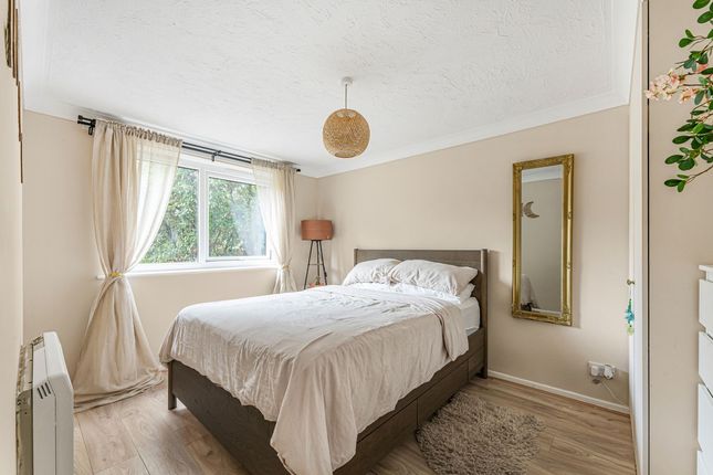 Flat Flat 25, 2, Green Pond Road, London photo 3