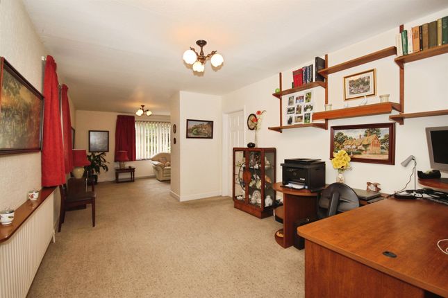 3, Oak Tree Close, Leamington Spa photo 4