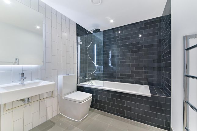 Flat to rent in Laker House, Royal Wharf, London