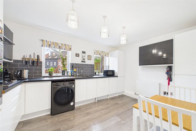 53, Northcott, Bracknell photo 2