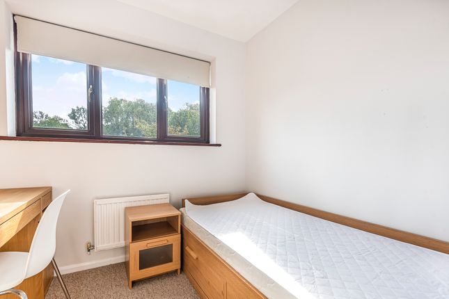 Town house to rent in Honeysuckle Close, Badger Farm, Winchester, Hampshire