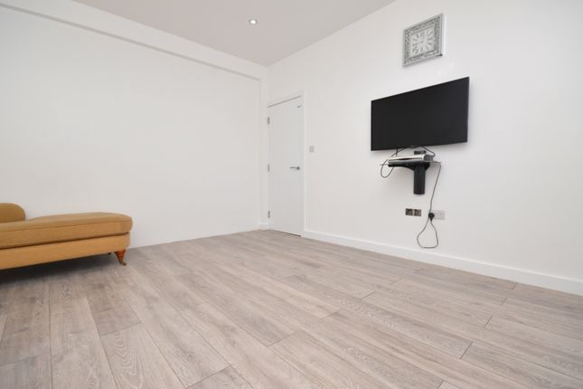 1X Brocket Way, Chigwell, London photo 3