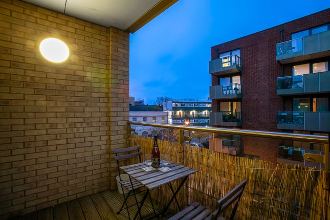 15 Leigh Court*, Sam King Walk, London photo 4
