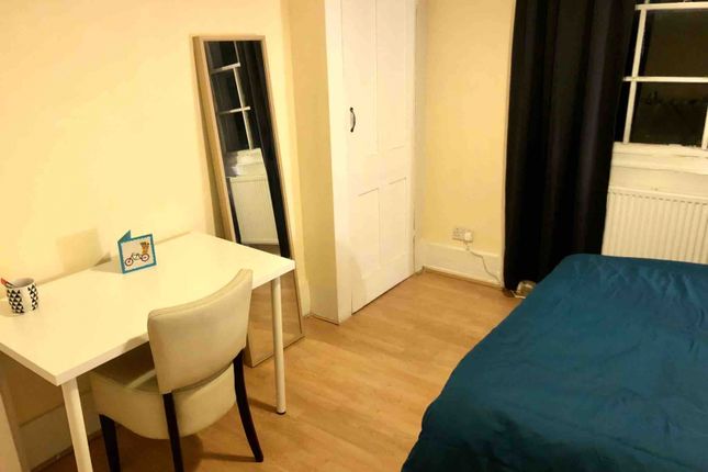 Flat to rent in South Grove, London