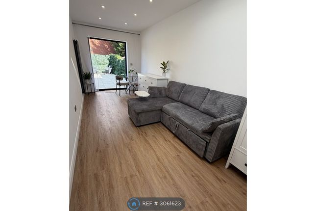 Cumberland Drive, Chessington photo 5