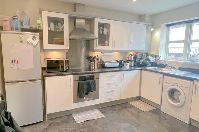Flat to rent in Manor Gardens Close, Loughborough