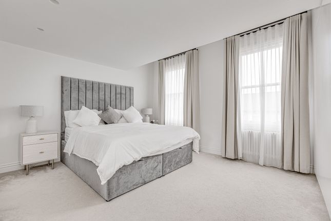 End terrace house for sale in Avalon Road, Fulham Broadway