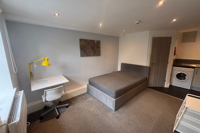 Studio flat on Huddersfield, £540/mo