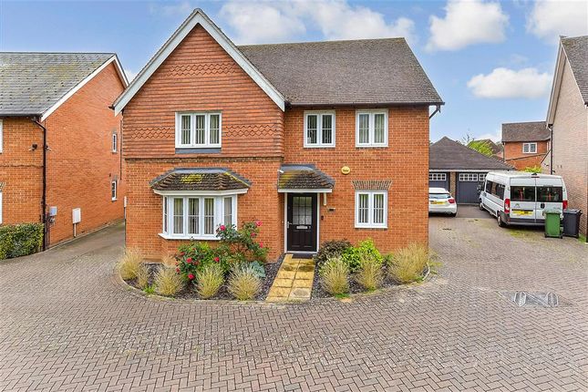 Thumbnail Detached house for sale in Haine Close, Horley, Surrey