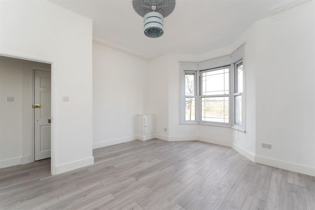 Flat 2, 10 Hollybush Hill, Snaresbrook photo 4