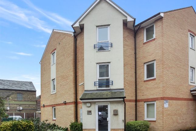 Thumbnail Flat to rent in Fairfield Square, Stuart Road, Gravesend, Kent