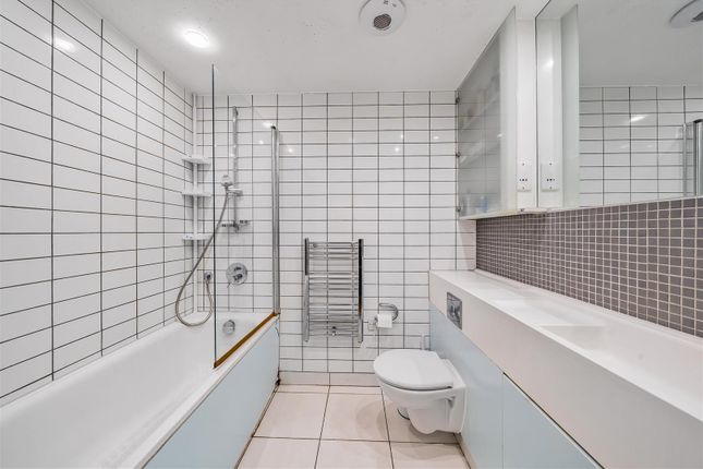 Flat for sale in Hudson Apartments, New River Village, Hornsey