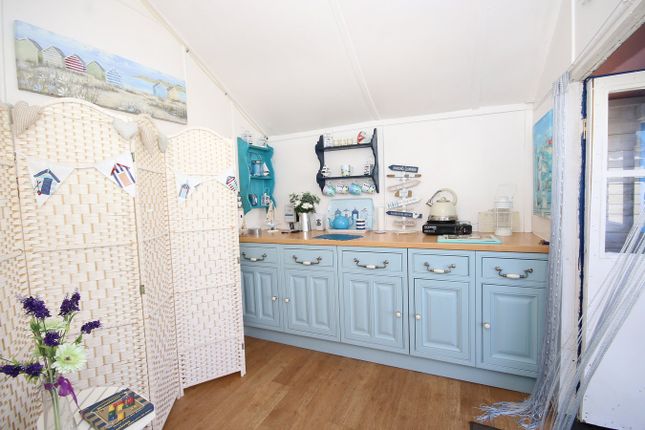 B10  Beach hut, South Beach Road, Hunstanton photo 3