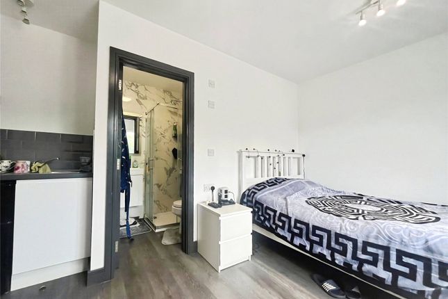 Room 4, 26, Wellington Avenue, Hounslow photo 3