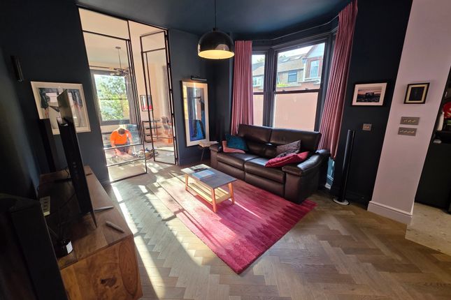 3-bed house on Lndn-Lei995 72,, Leigh Road, London, £3,280/mo