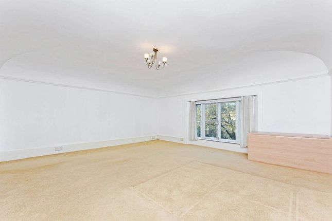 Flat to rent in Prima Road, Oval, London
