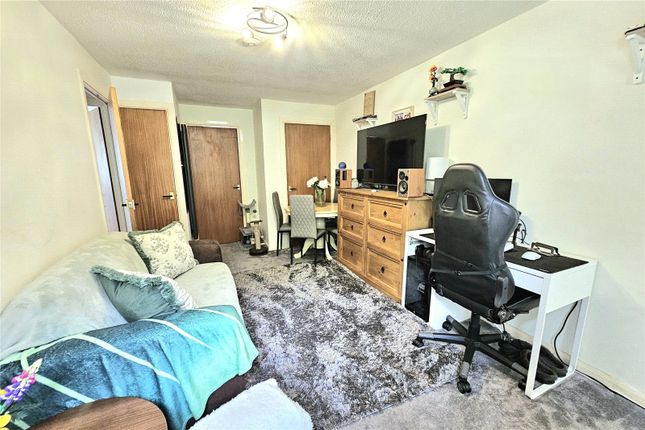 18, Burdock Close, Surrey photo 2